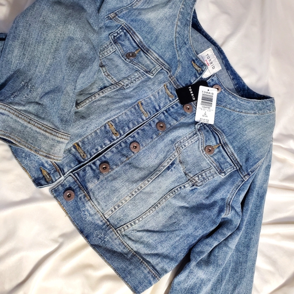 NWT Torrid Blue Cropped Jean Jacket size 3X, 22-24 DISCOUNTED SHIPPING